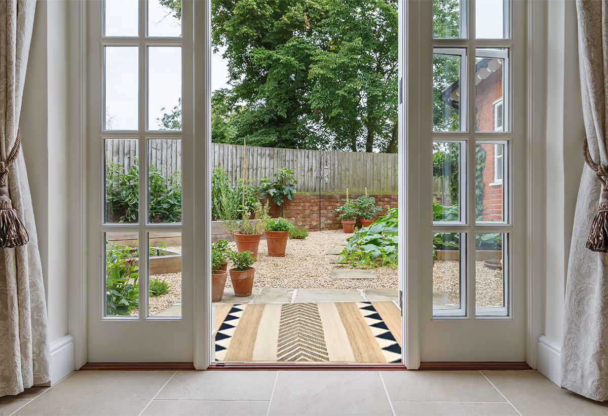 Το χαλί τοποθετημένο σε κήπο